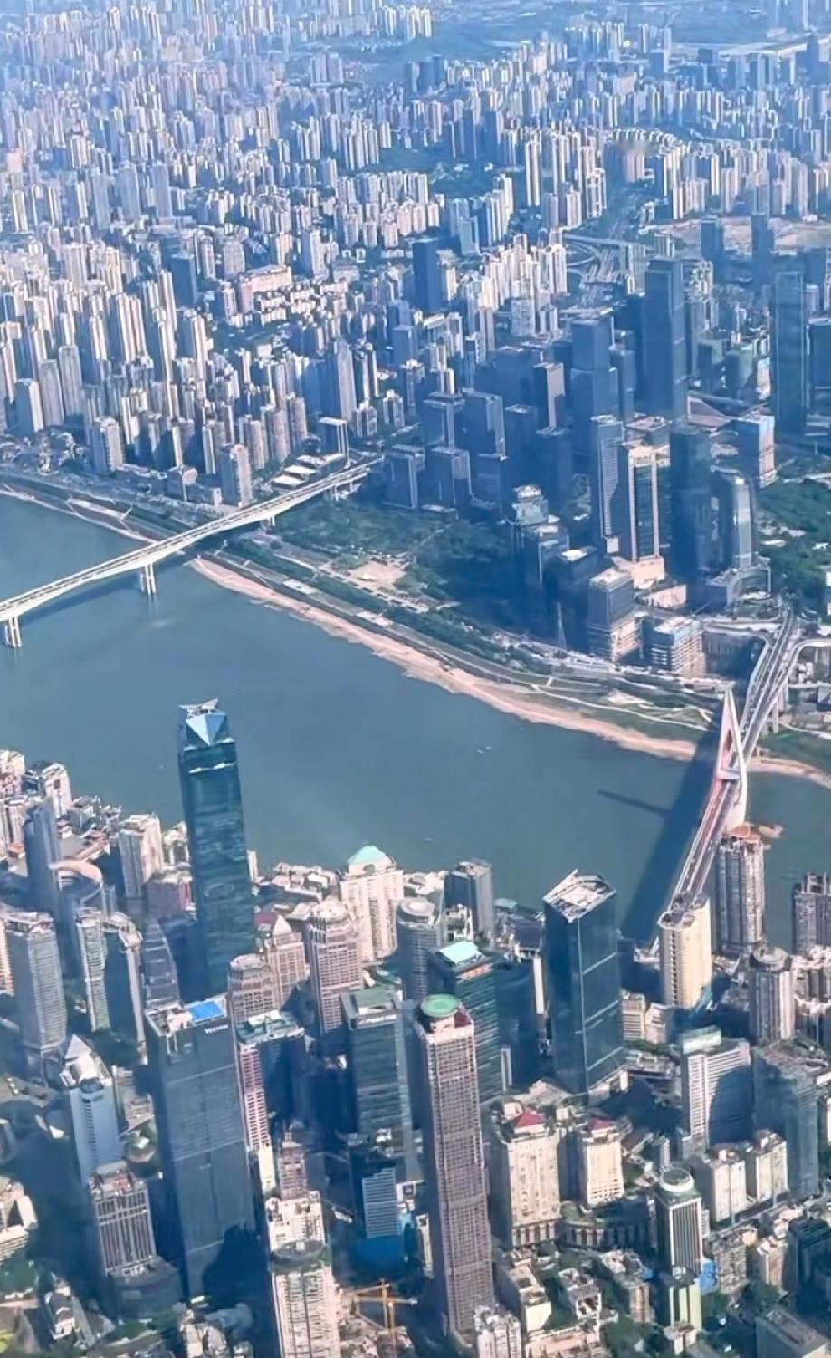 2024年中西部GDP第一城重庆与全国GDP第一城上海经济数据对比情况，重庆20