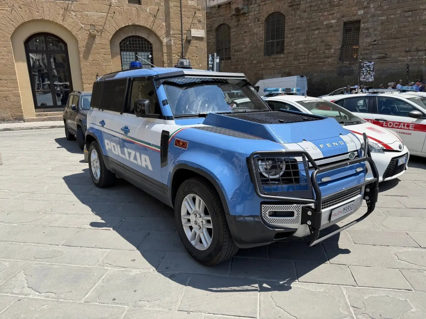 特殊车辆路虎卫士意大利警车，防护做的挺全面的