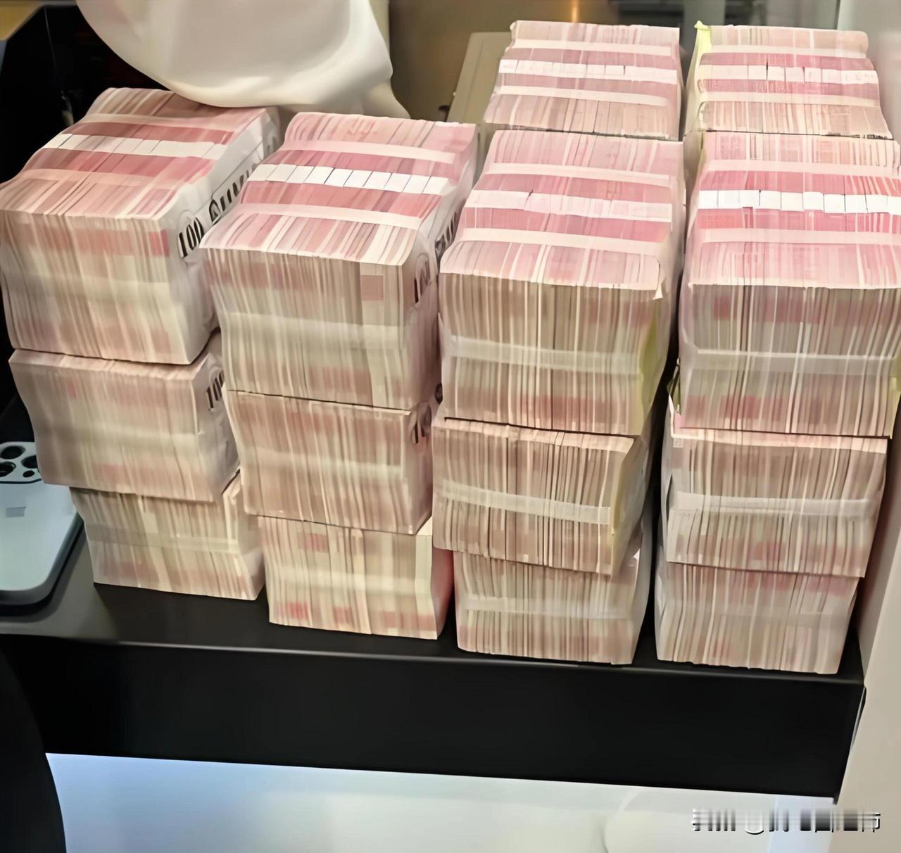 有个朋友在西藏快退伍了，面临两难：150万安置费和每月8200元稳定工作。我给他