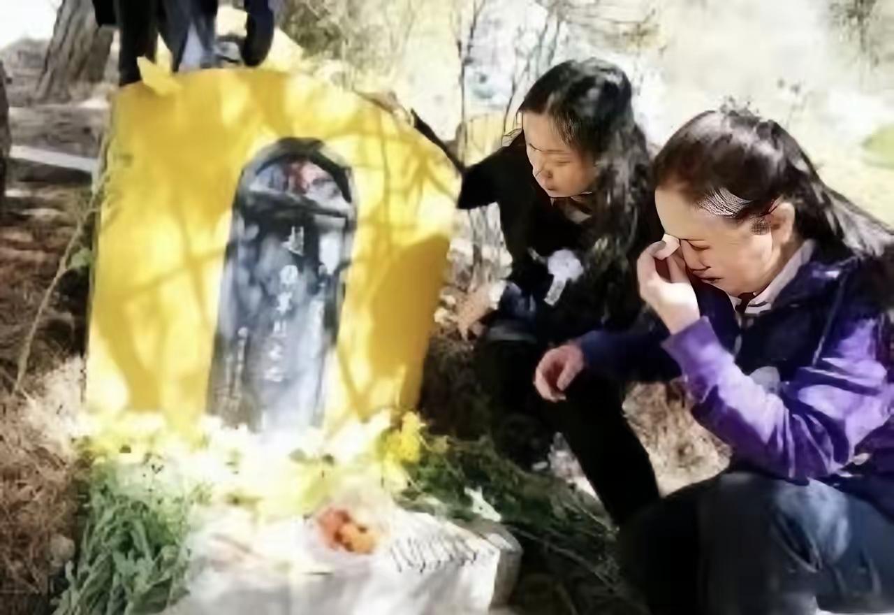 没想到当年在老山战场抱过临终战友赵维军的女护士张茹，2015年再回边境，第一个扑