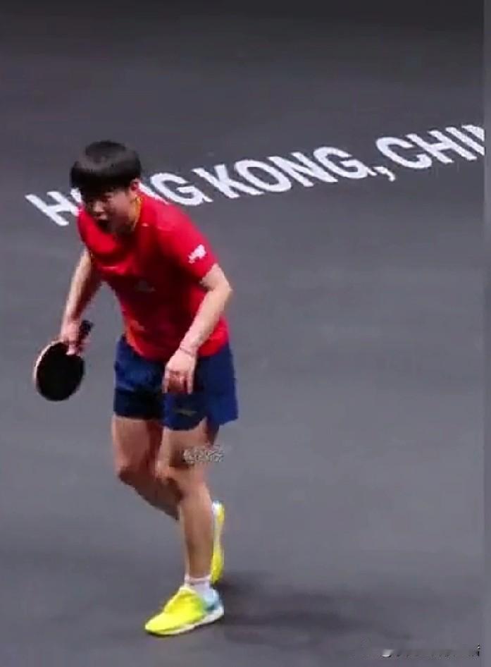 2024年胳膊疼得挥不动拍子退了单打。挺着打完了团体。拿到了亚军。颁奖的时候她哭