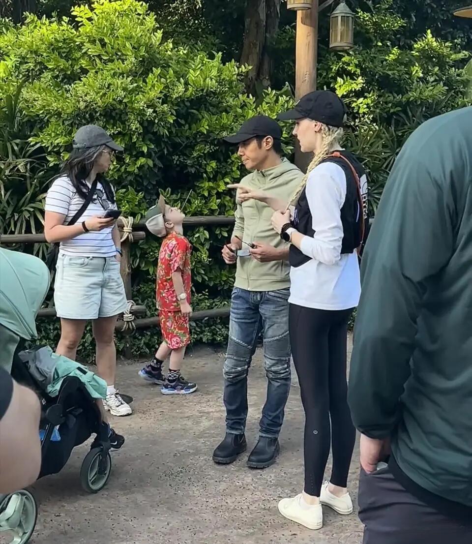 撒贝宁的老婆有着瑜伽身材，好高挑靓丽啊