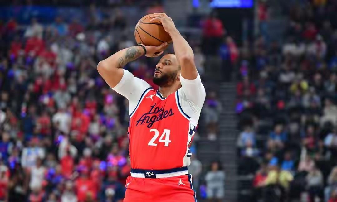 快船夏天送走鲍威尔是最大败笔今年夏天，快船、热火、爵士达成三方大交易，快船将鲍