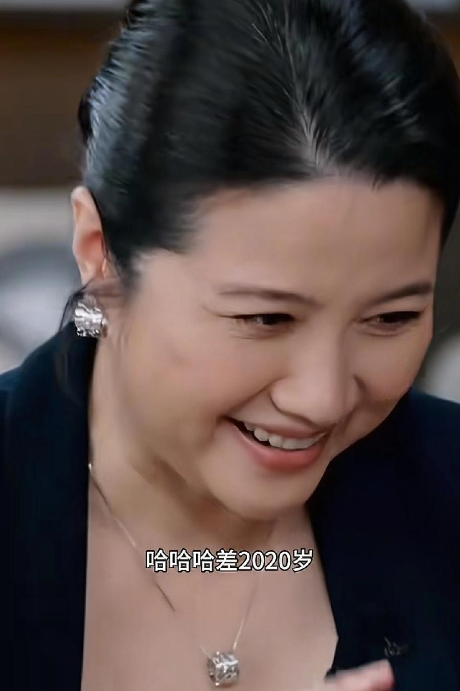 我一个朋友在剧组是工作人员，她说颜丙燕的小20岁男友，其实在圈内早是公开的秘密了