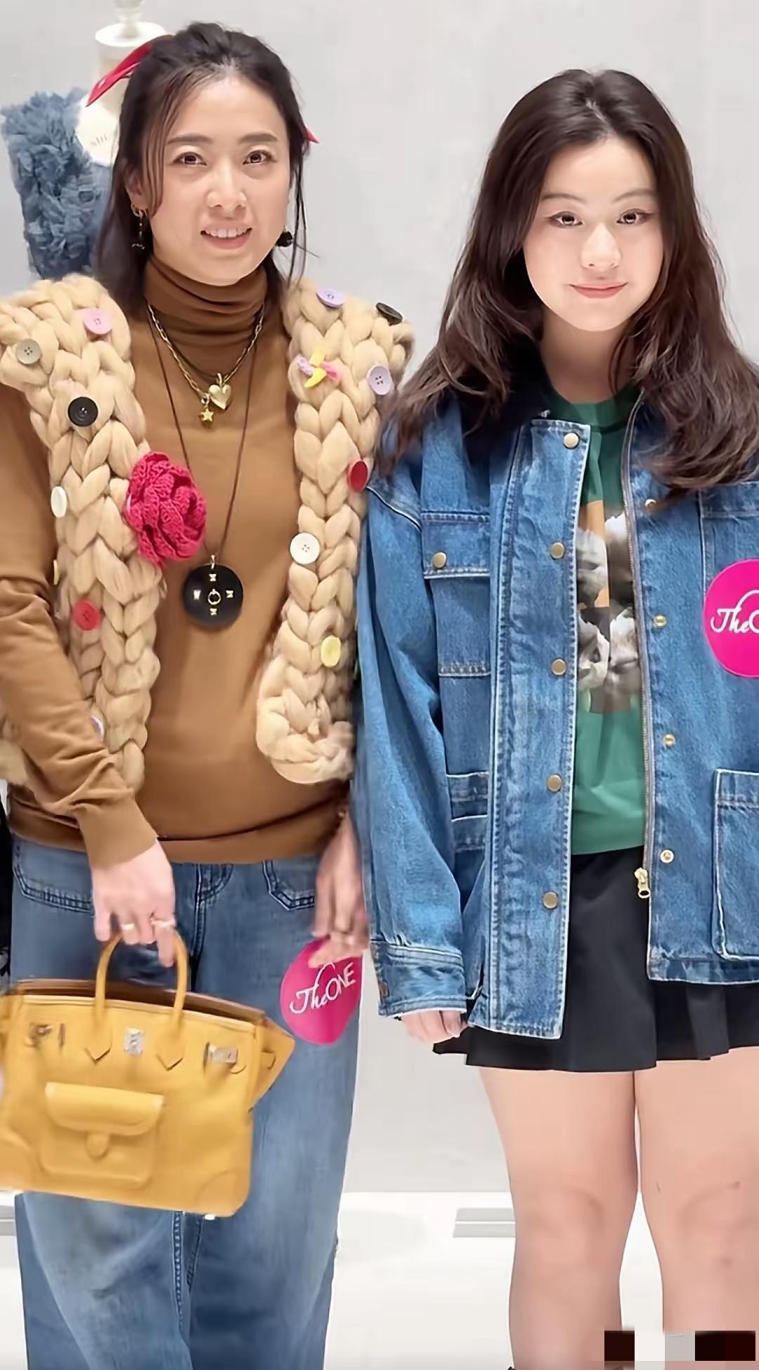 甘比和刘銮雄的女儿长得真好看，五官脸型集合了父母的优点，国泰民安脸，眼睛有神，气