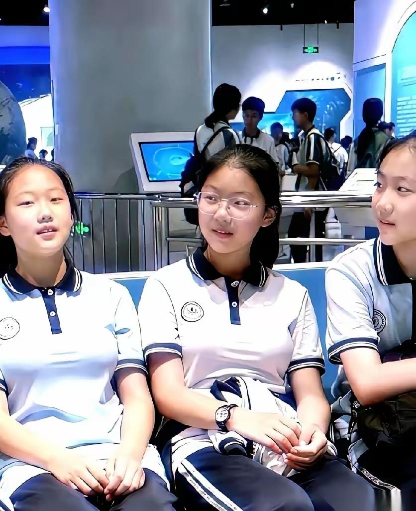 这哪是校服，分明是把孩子往火坑里推！一位家长看到女儿的紧身校服当场怒了，贴身