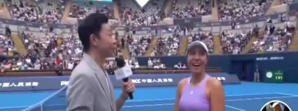 佩古拉微信发她：“你爸比我爸有钱，你叫二富。”纳瓦罗笑到拍桌，群聊炸了。