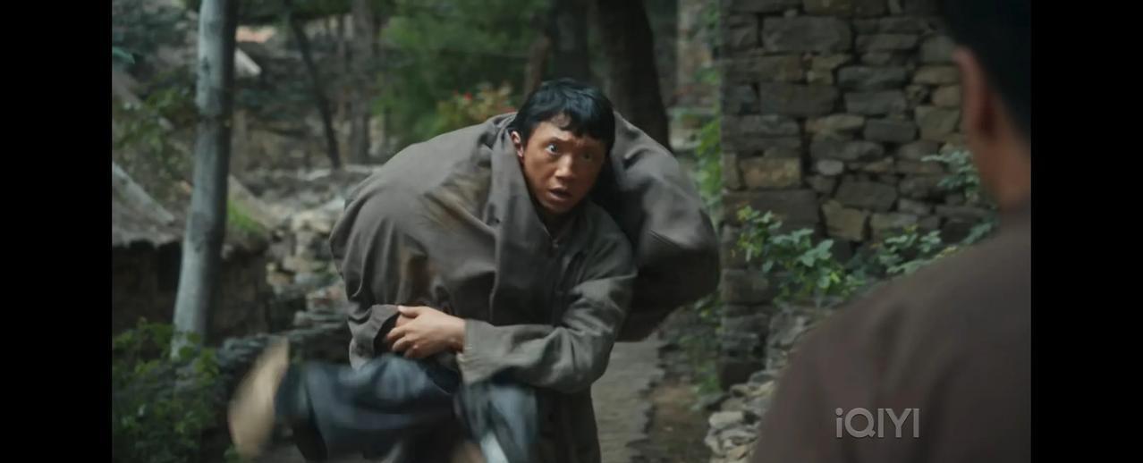 《生万物》这剧情既惊心动魄，又觉得奇怪！郭龟腰看见封膩味绑架了苏苏，第一反应不是