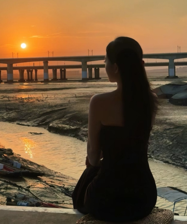 河畔落日，水云间