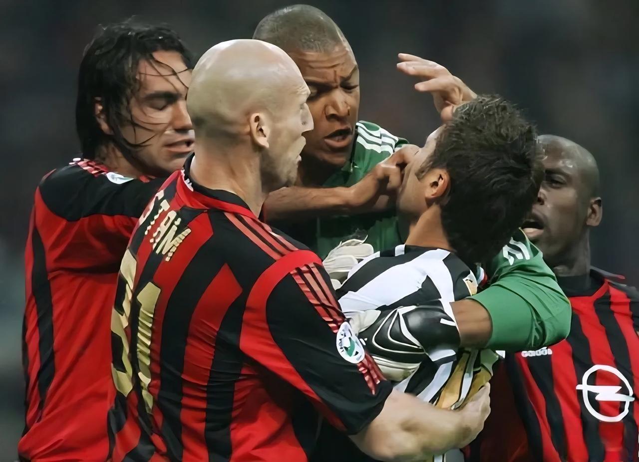 神圣同盟再也回不去了!你看看这张图,是不是以为米兰球员在群殴尤文,如果你那样想