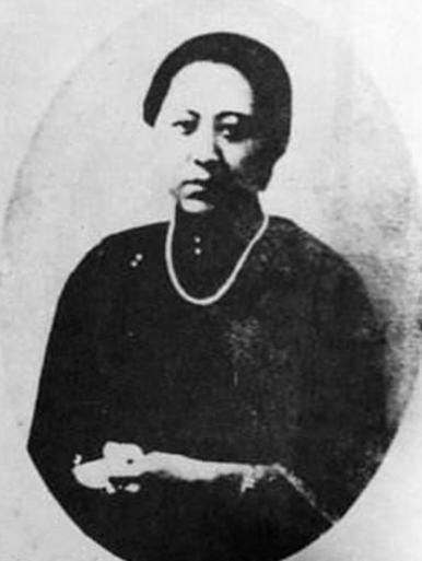 1928年，张作霖被炸得血肉模糊，临死时见的最后一个人是他最爱的五姨太，但是张作