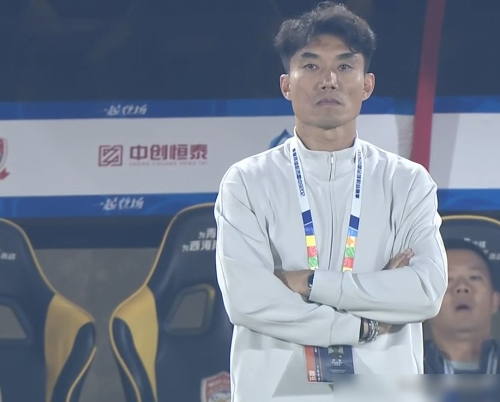 主场被灌四个，门将李昊单场被阿奇姆彭打进大四喜，挑射、低射、点球全来了。青岛西海岸0比4，赛季主场首