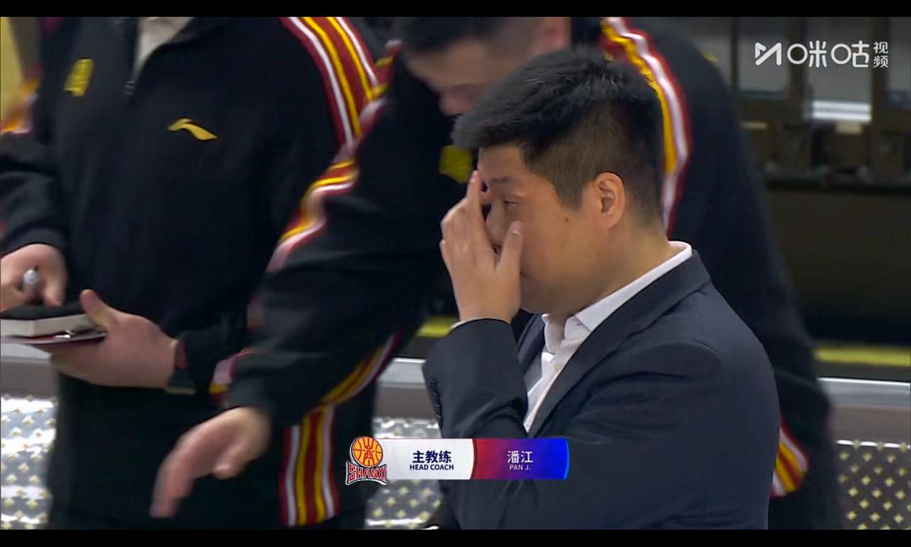 潘江还没有打宏远就出糗，赛前不停揉右眼，这是什么样信息？刘传兴开局打萨林杰得