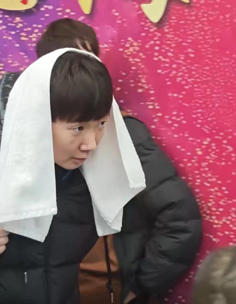 南京乒超联赛总决赛女子半决赛比赛结束后。获胜的山东鲁能俱乐部队员王曼昱在后台接受