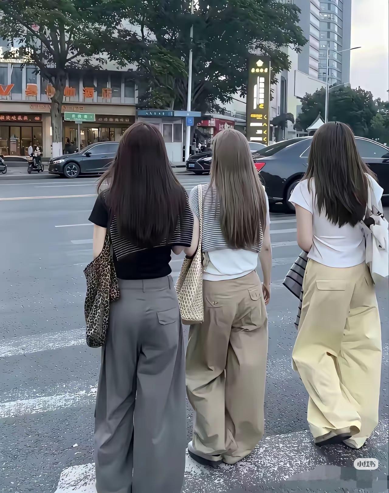 今天发现一个怪事。现在天气凉快了，我走在路上发现不管年纪多大的女性，基本上都已经