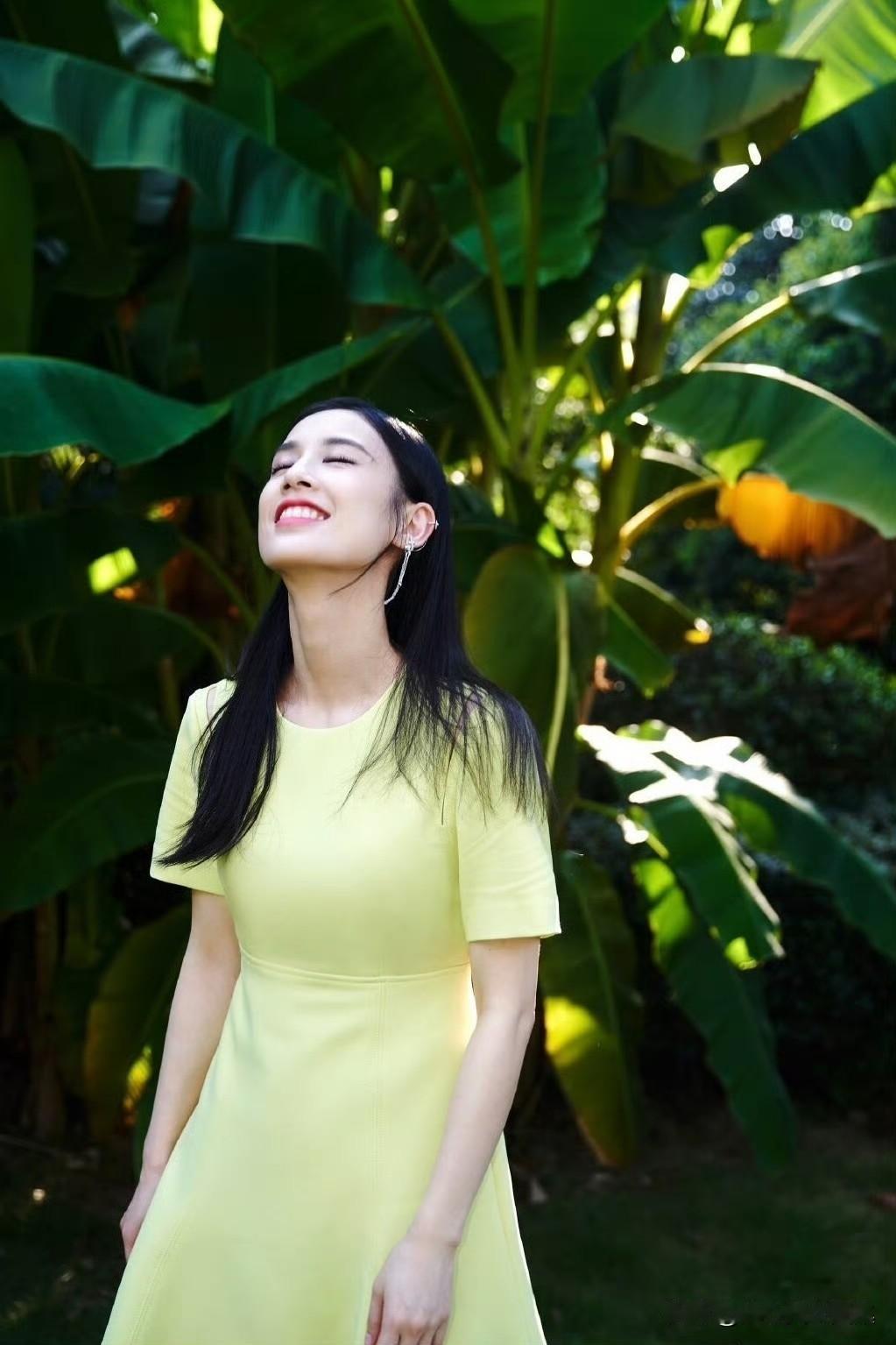 黄圣依在泳池边一袭黄裙，那温柔的模样简直绝了，一下就给咱提供了穿搭显品味的思路。