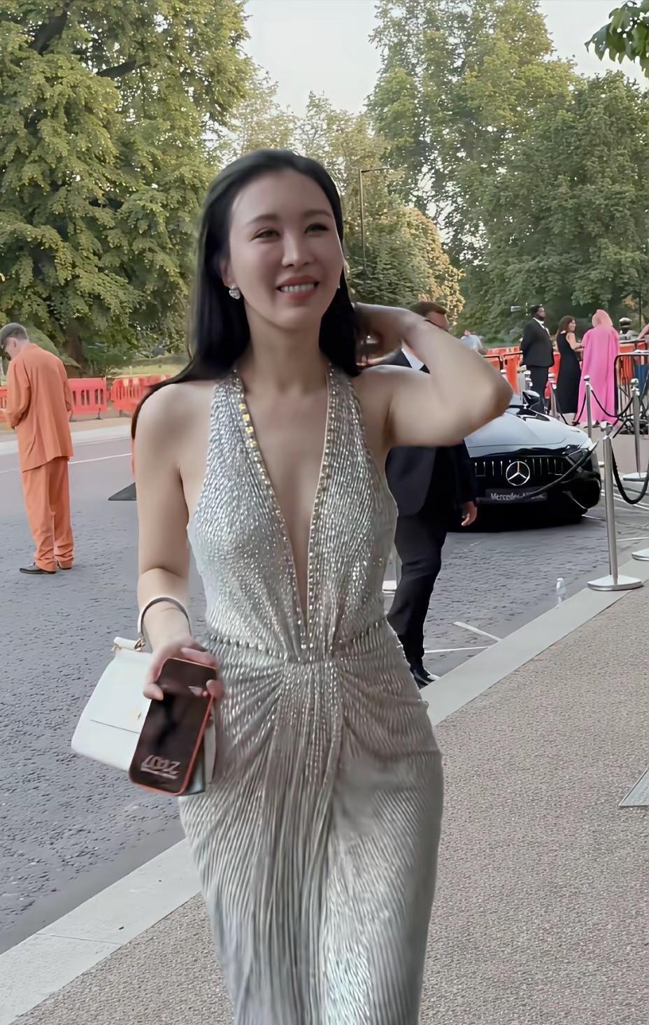 田朴珺这场晚宴，算是给王石上了一道结实的人生保险。很多人还在盯着年龄差看热闹，