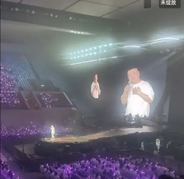 刚才刷到相声演员岳云鹏开演唱会的直播间，直播间里人数有一万多人，在现场观看的观众