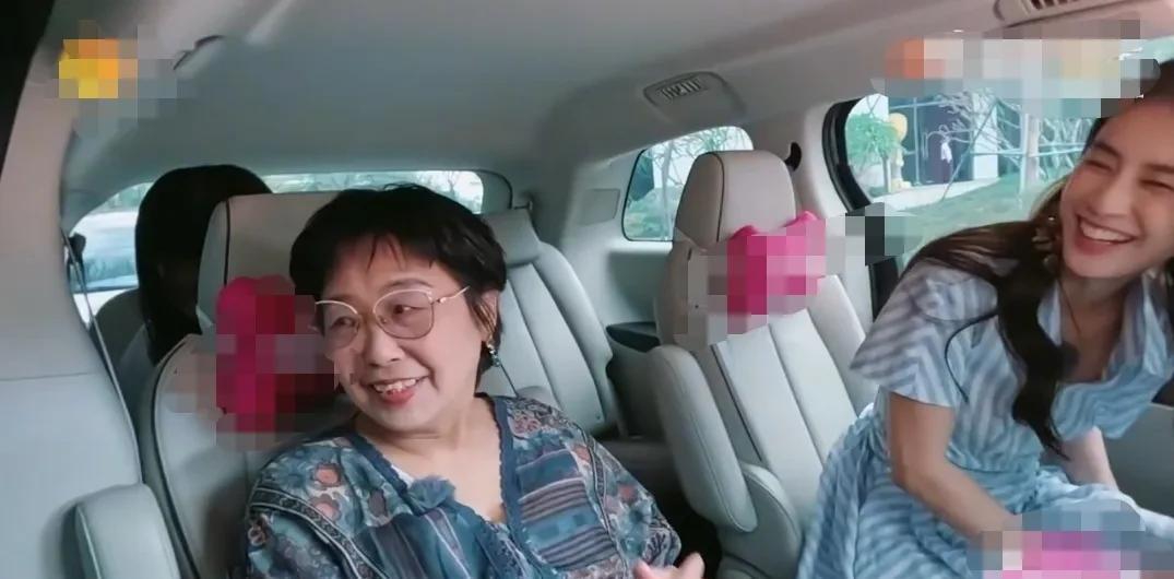 黄圣依试探性的问：“妈妈，你除了我之外，最想念的是谁？”黄圣依妈妈一听，开心的