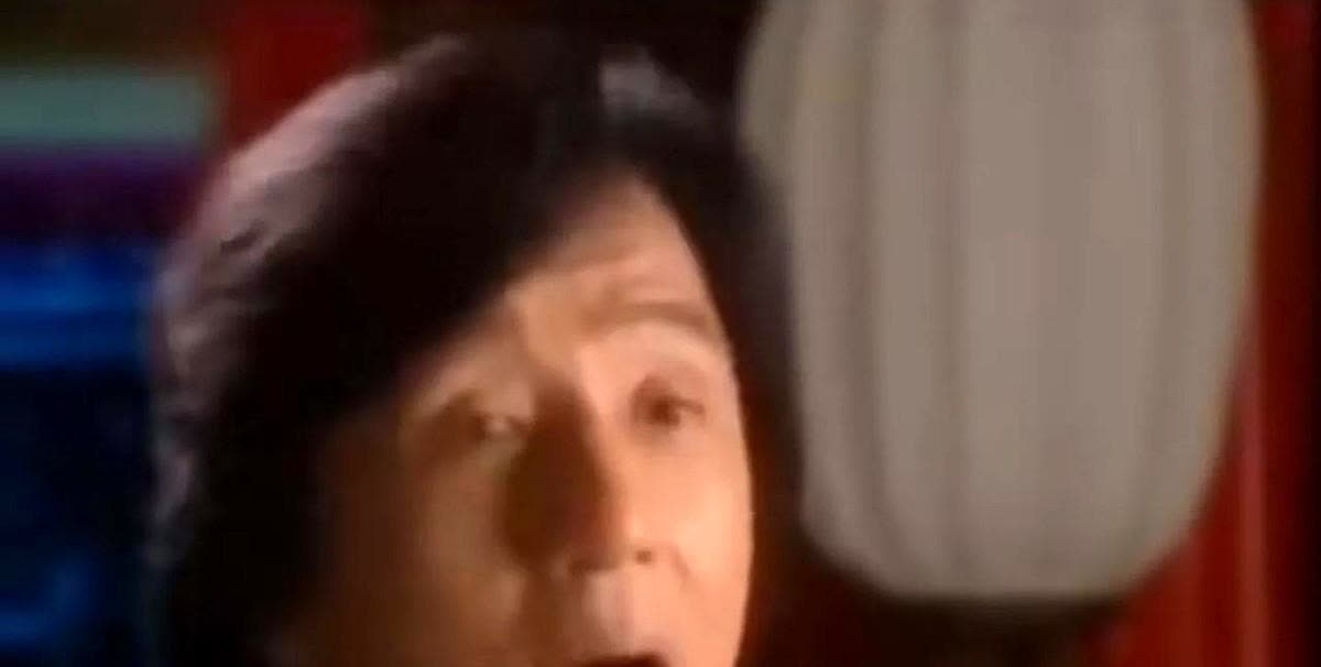成龙说：“我跟邓丽君在一起的时候，兄弟是走开的，不倒茶也不管她，但是林凤娇一来，