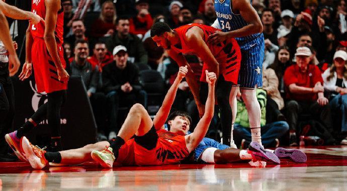 开拓者球迷举起退票牌，吼的不是三连败，而是一个名字被按在板凳整整16场。杨瀚森