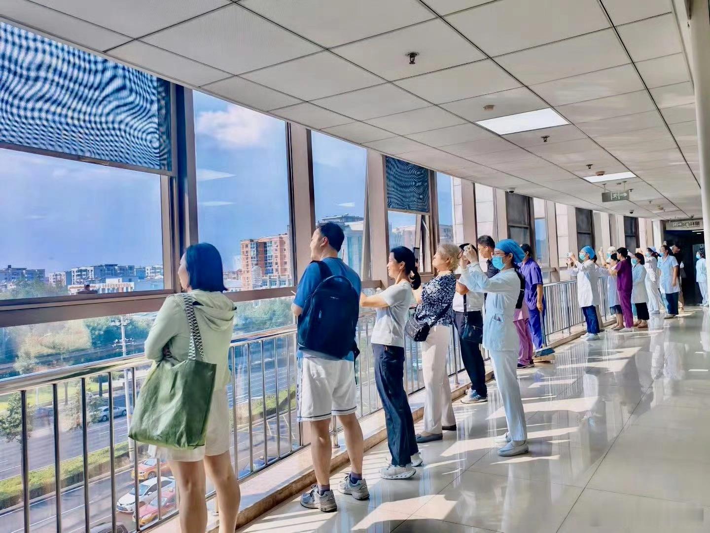 首都某医院走廊，眺望阅兵。​​​