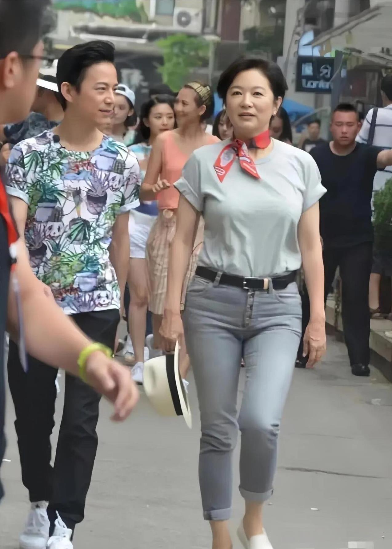 林青霞总是给人一种很有气质的感觉，即使是大妈感十足的她，也能美的不一样，你看她走