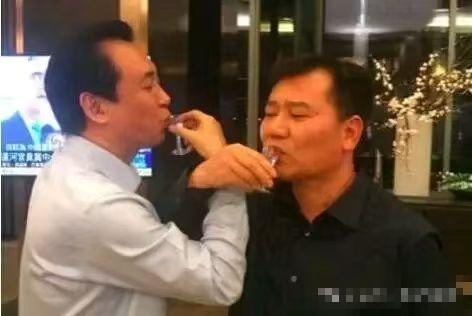 许家印被判57，最解气的可能要数苏宁老板张近东了吧。2017年那次交杯酒，苏宁