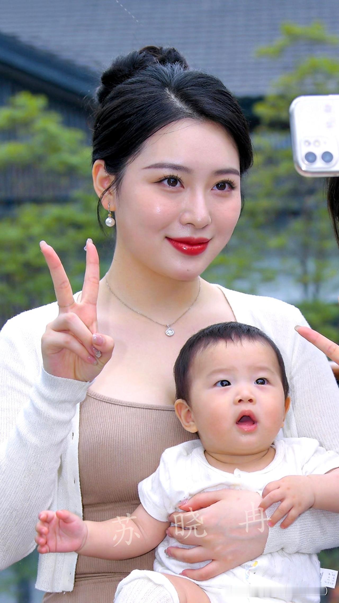 小姨就是妈妈的从前姐妹俩坐在长椅自拍，气质差别一眼就能看出来。左边抱着宝宝的妈