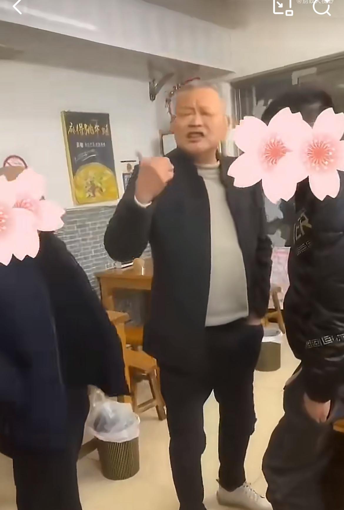 这个自称上海的大爷在小饭馆连吃白食3个月，老板找他要账，大爷却理直气壮，一分