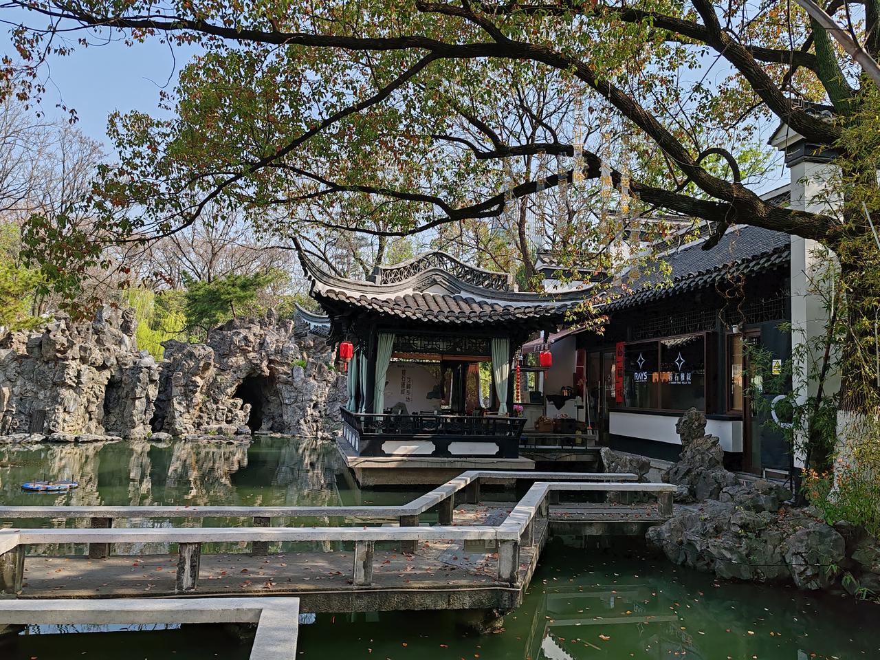 初到合肥，我们花了一晚半天的时间，游览了浮庄（包公书院旧址）、包公墓、清风阁、包