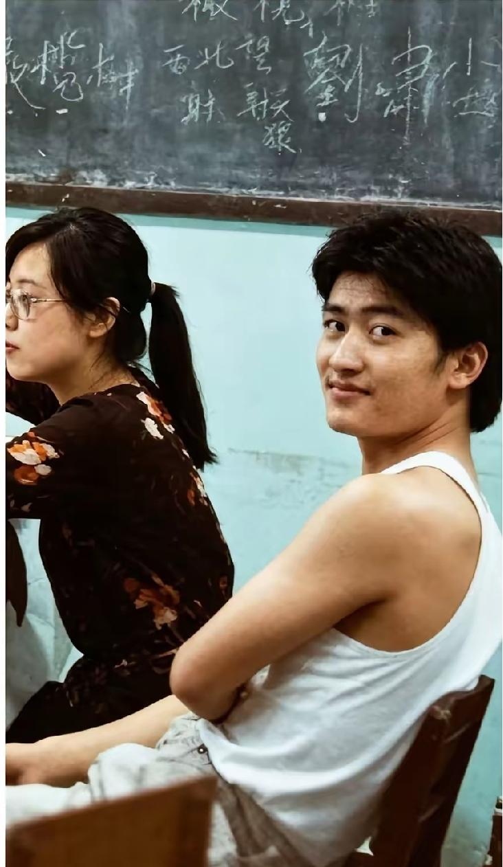 他是一位著名的男歌手，这是1985年21岁的样子，以前的身材差距太大，80%的人