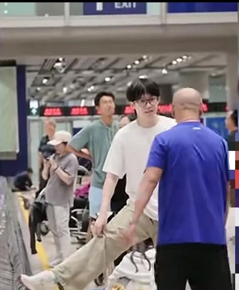 国乒凌晨四点落地首都机场，十几个小时的长途飞行，每个人都是精疲力尽了，王楚
