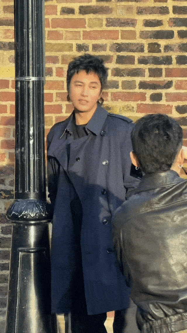 差点问陈坤要联系方式了这谁顶得住！陈坤在伦敦被偶遇，长发造型帅回金燕西！我承认我