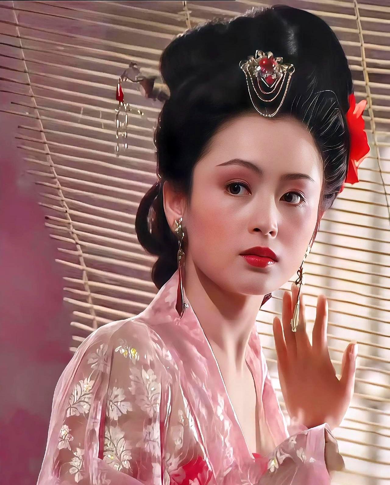 城破之夜，火影摇墙，吕布已诛，士兵闯内室捉到貂蝉。她不哭不闹，只示意案上的铜灯