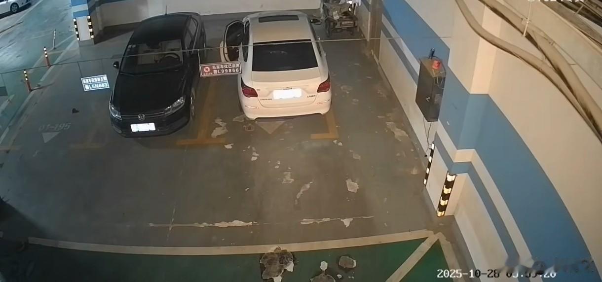 占车位还耍横?美女连堵3天崩溃!车位主:你说在外地,我也在!小区里这事儿给