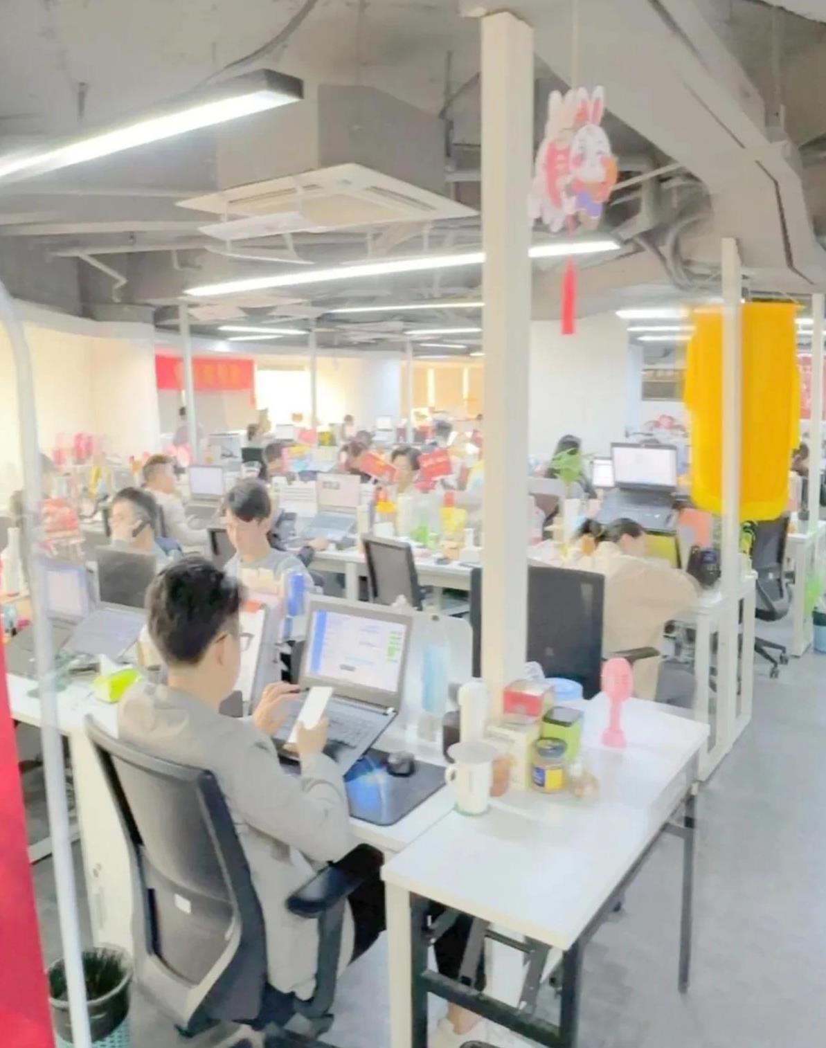 公司客服部一个小伙马上就要转正了，也不知道部门主管咋想的，直到试用期截止前第2天