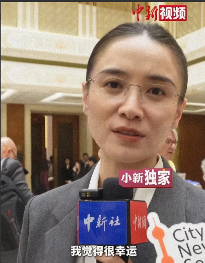 有文化是装不出来的！​​大家看看宋佳就知道了，​​她接受中新社的采访，回