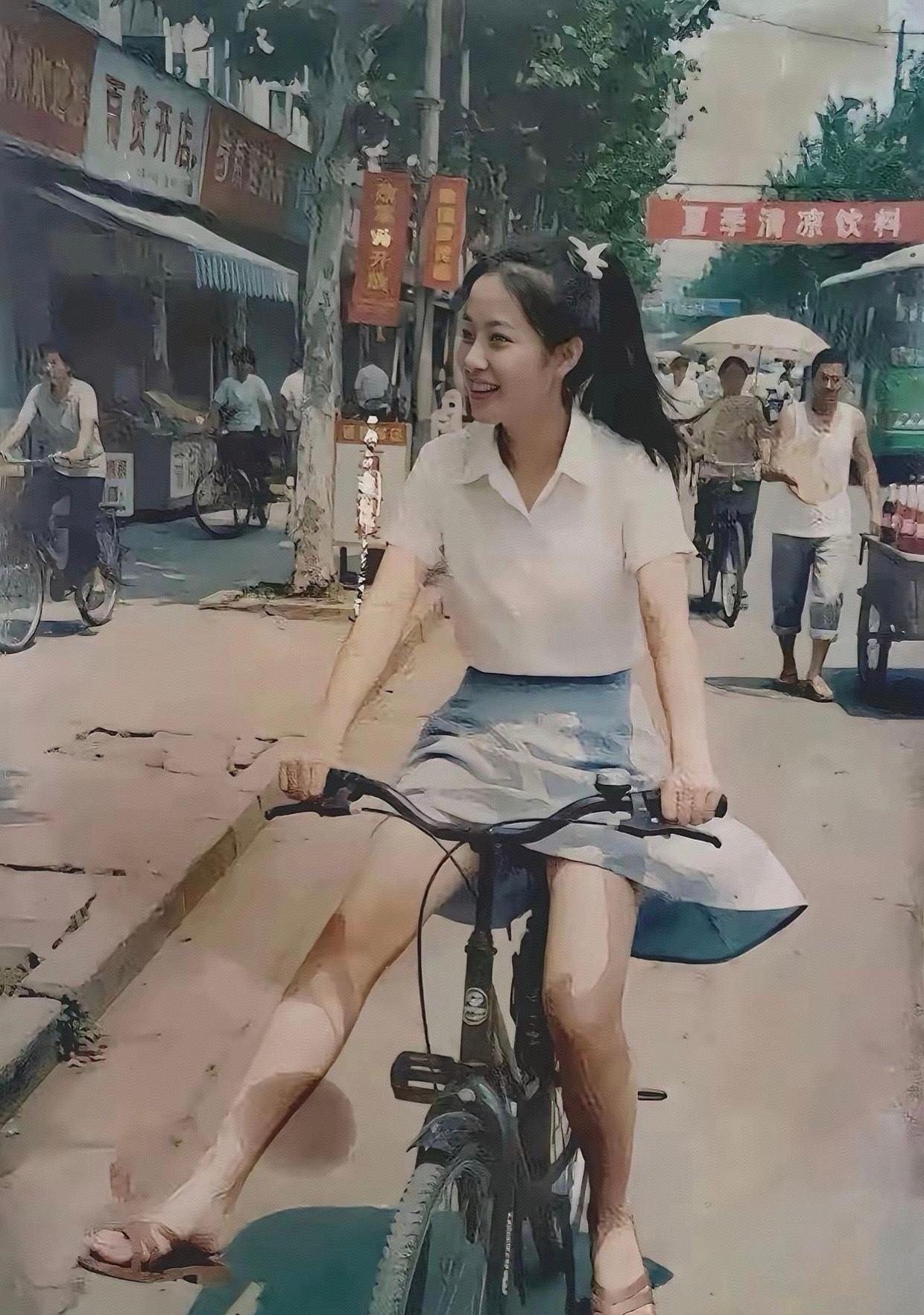 28年前，北方某县城。从外地回家过暑假的女大学生