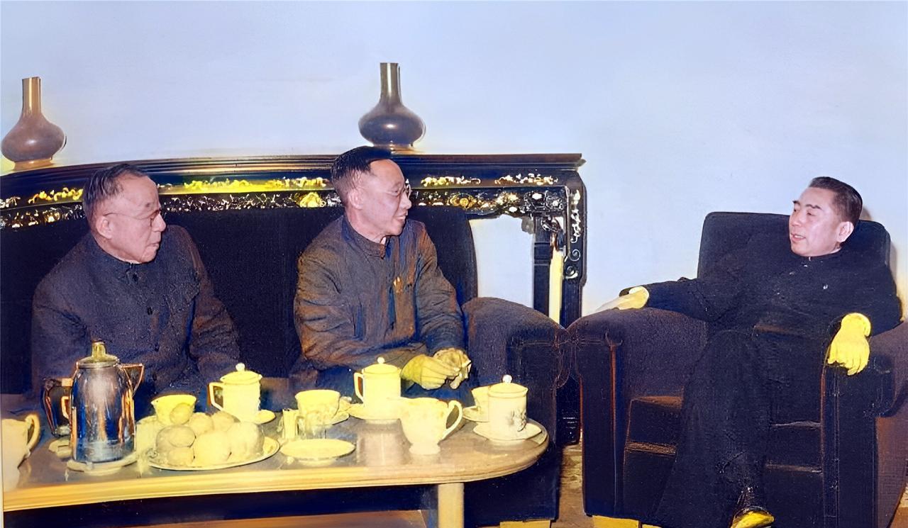 一九六零年，周总理接见溥仪与载涛。周总理不仅非常照顾溥仪的生活与工作，还很关注皇