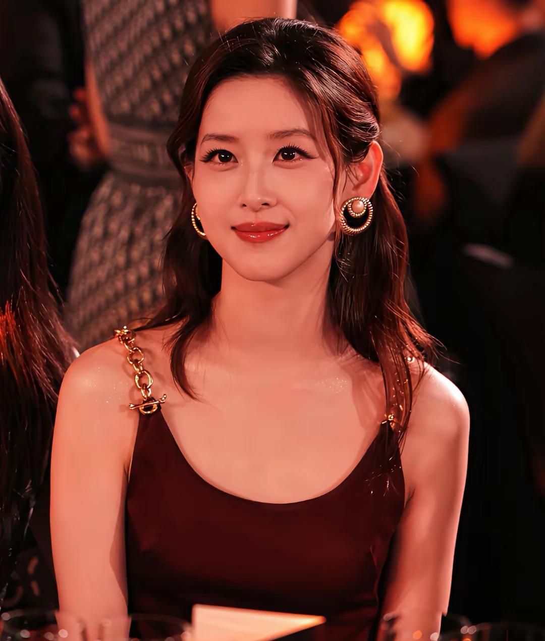 章泽天采访刘嘉玲的视频一出来，评论区吵翻了天。有人说“滤镜碎了”，有人说“