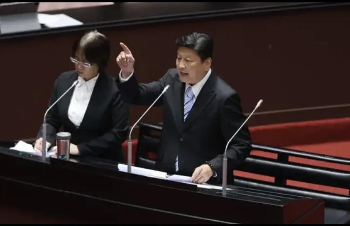 立院互呛名场面！傅崑萁卓荣泰吵翻天，韩国瑜劝和藏玄机立院这波互呛太离谱！傅崑萁拿