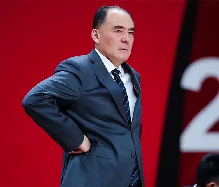 昨晚看中国男篮对德国男篮U19的比赛，再次在教练席上看到了，中国男篮名宿张斌张指