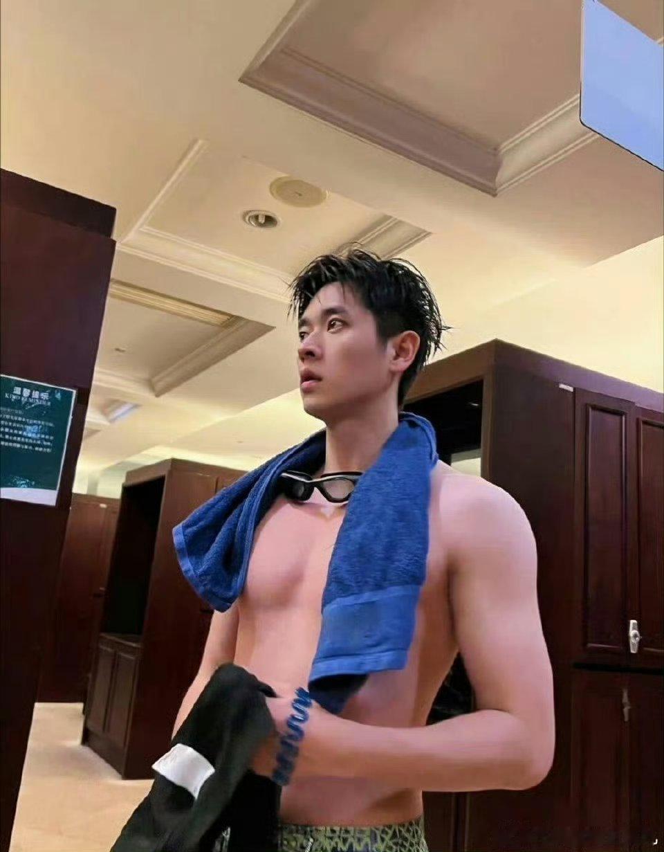 丞磊你穿件衣服吧OMG丞磊这个胸肌！这才是我们这些大女人该看的🤩🤩🤩