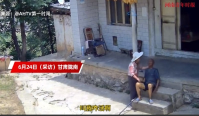 “看哭了！”2025年6月，甘肃陇南，一位大爷在台阶上坐着时，突然之间人没了呼吸