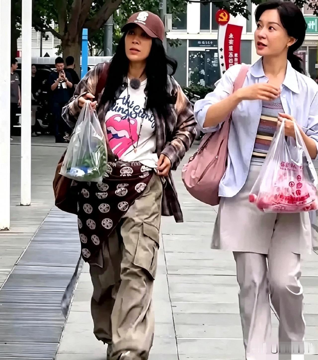 逛街偶遇那英陈数，才知道俩人私下是多年好友，刷到有网友逛街时碰到那英和陈数，俩人
