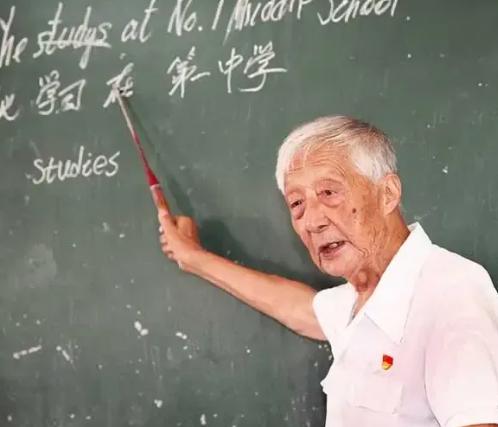 2023年，95岁的叶连平接到一个电话：“叶老师，您居然还活着？”叶连平生气地说