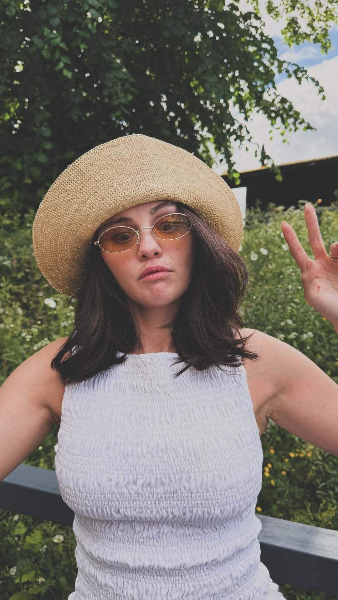 selenagomez赛琳娜戈麦斯晒新私照：美丽的出片VS可爱的废片
