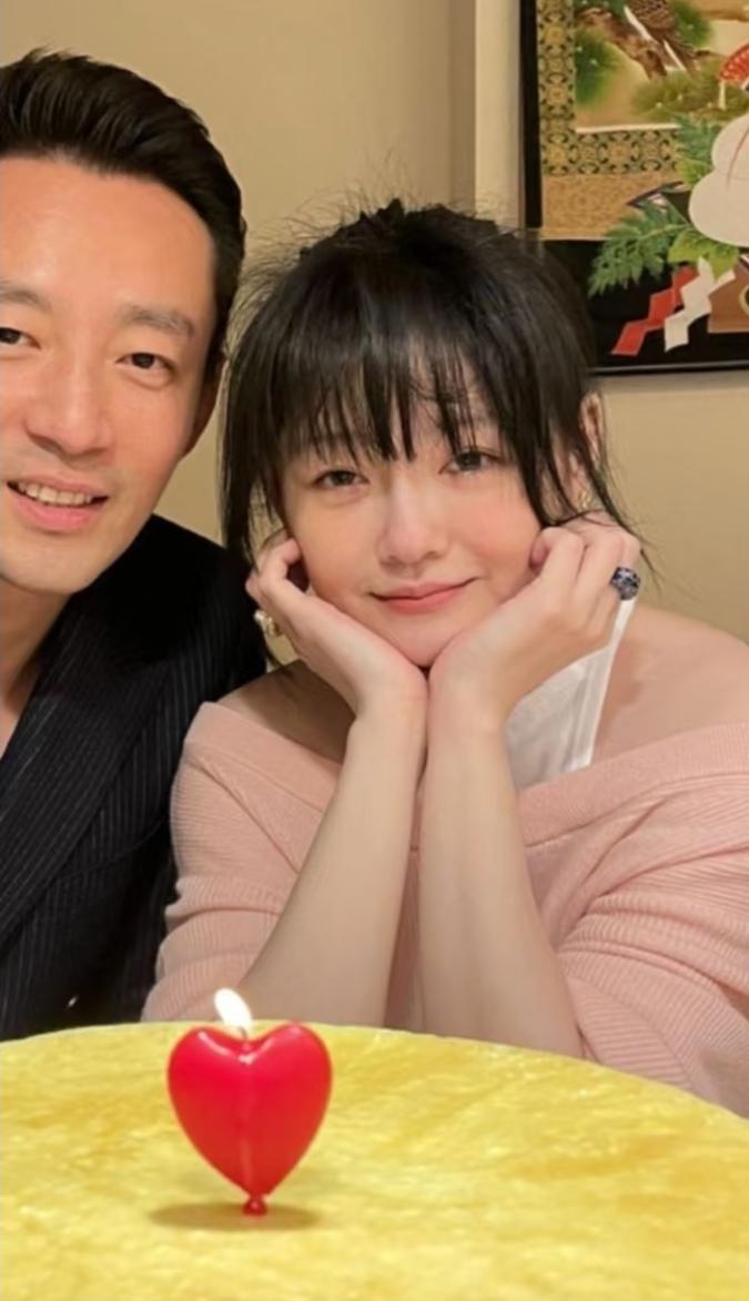 看这张旧照，大S留着齐刘海、扎着马尾，和汪小菲同框合影，状态真的特别好。明明是她