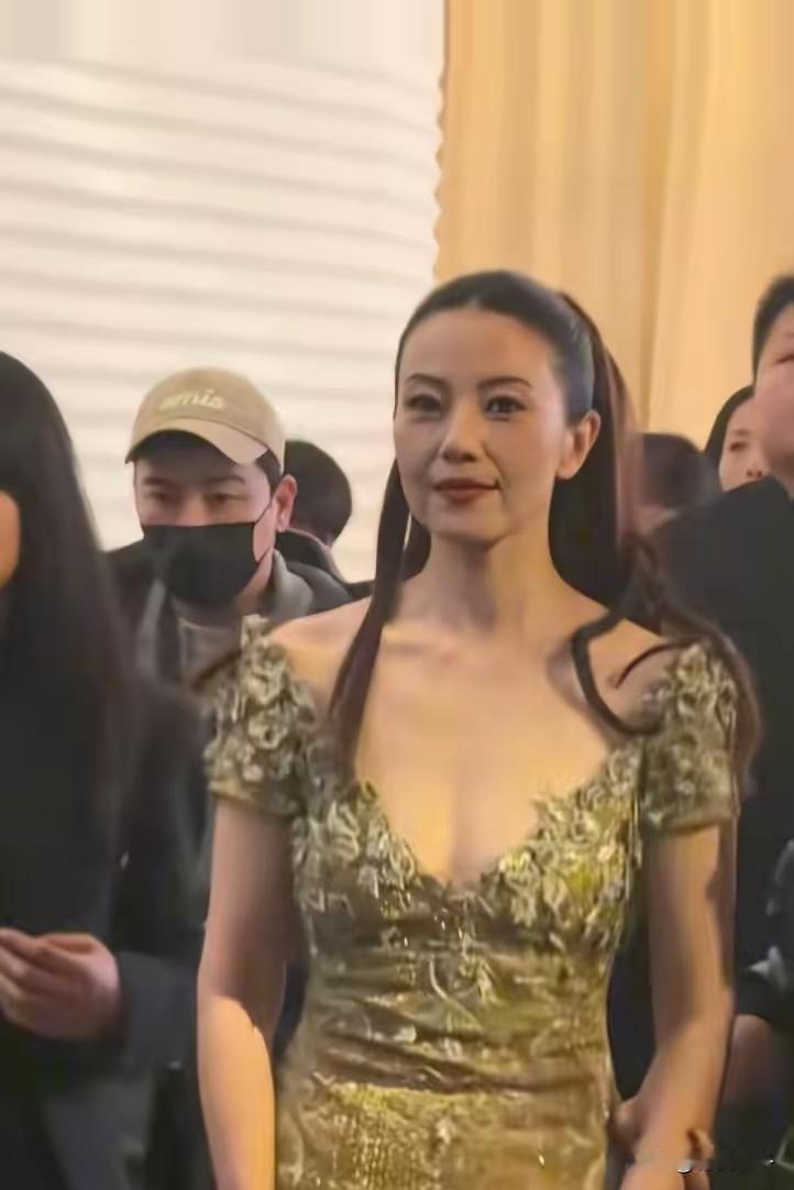 不知为何，高圆圆扎起这样的高马尾辫，总让人感觉有些怪异。高圆圆的颜值向来在线，